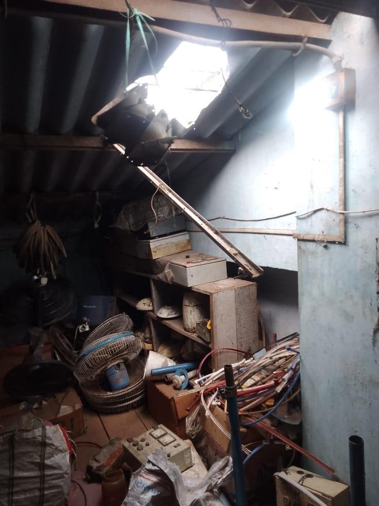 Deoghar News : इलेक्ट्रिक रिपेयरिंग सेंटर का छप्पर काटकर हजारों की चोरी