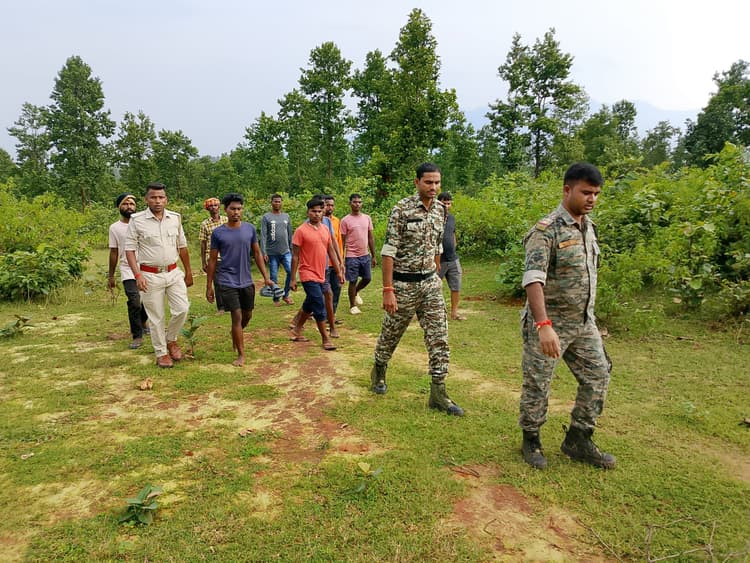 Giridih News :पीरटांड़ में आपसी विवाद में बेटे ने फांसी लगा, तो पिता ने जहर खाकर दी जान