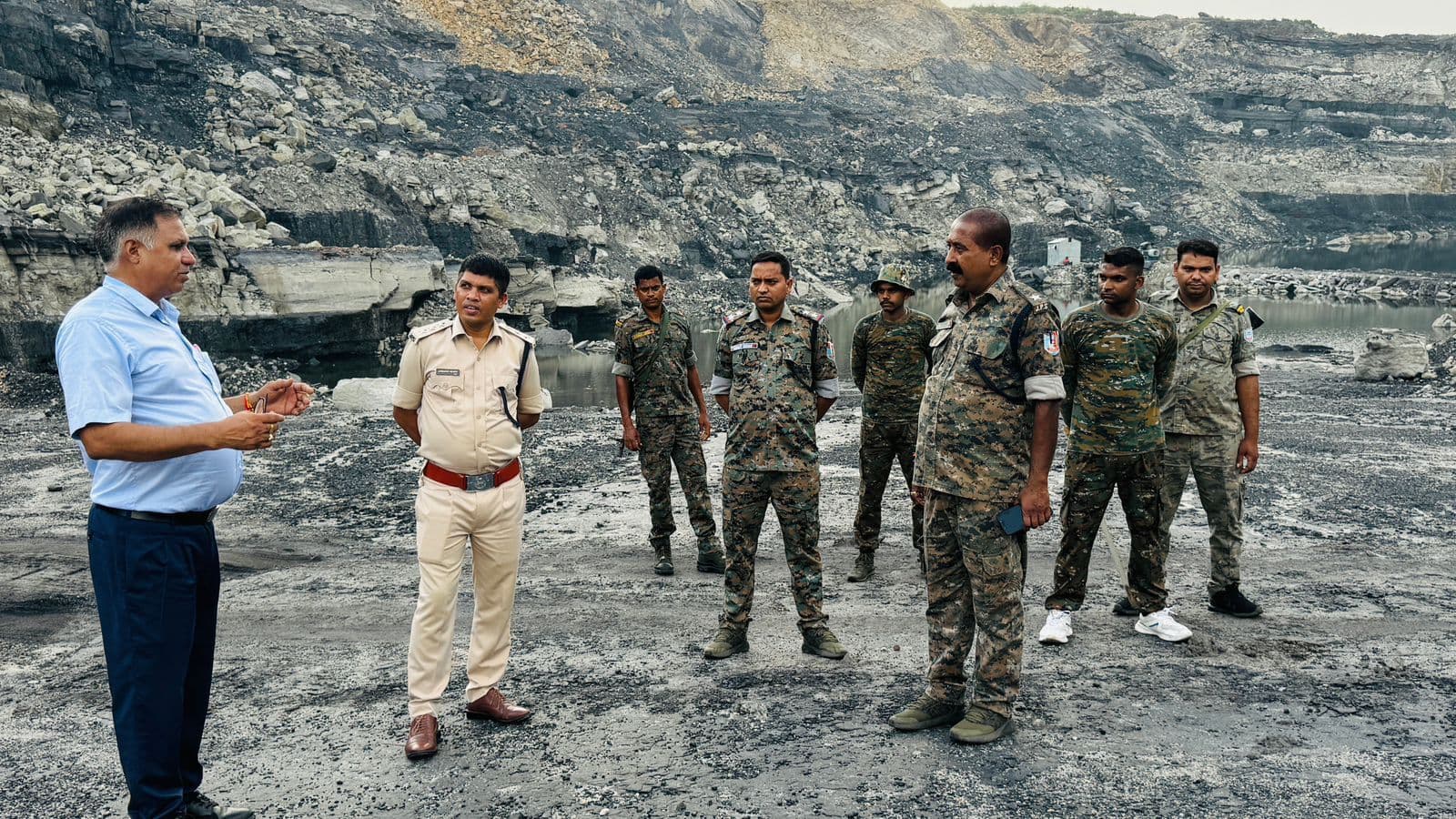 Giridih News :अवैध खनन स्थल की अधिकारियों ने जांच की