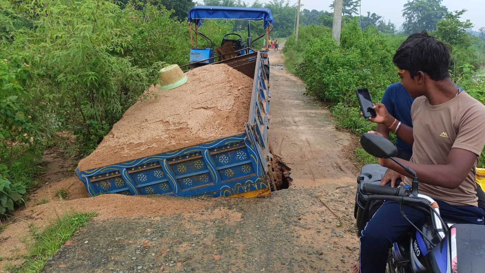 Giridih News :नदी पर नहीं बना पुल, अब सड़क भी टूटी, आवाजाही ठप