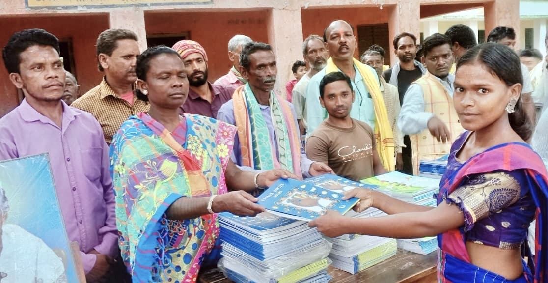 Bokaro News : विद्यार्थियों के बीच ओलचिकी पुस्तकों का वितरण