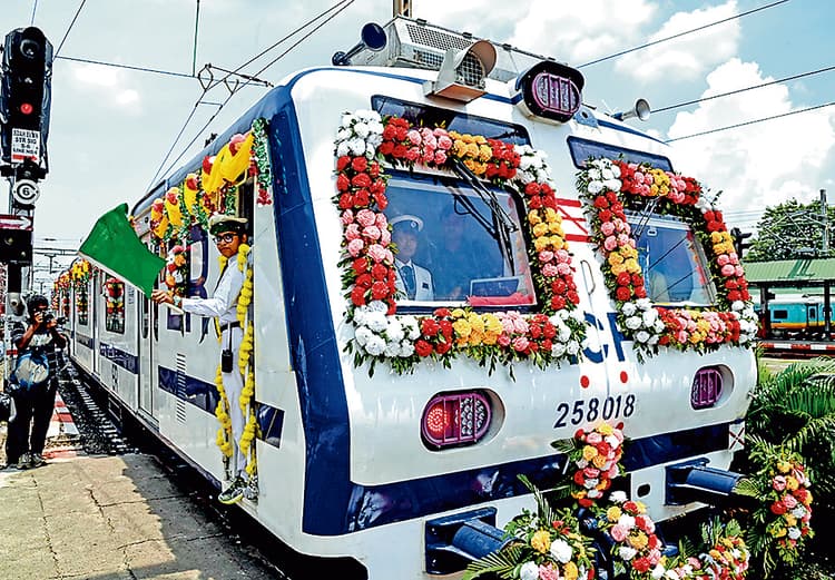 एसी लोकल ट्रेन को लेकर यात्रियों में दिखा भारी उत्साह