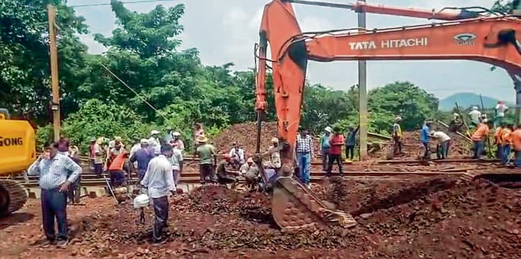 Jamshedpur News : 30 घंटे बाद चांडिल-आद्रा रेलखंड की अप लाइन बहाल, डाउन लाइन पर काम युद्धस्तर पर जारी