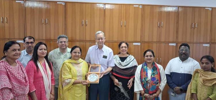 Jamshedpur News : मिसेस केएमपीएम वोकेशनल कॉलेज की प्राचार्या डॉ मीता जाखनवाल को दी गयी विदाई