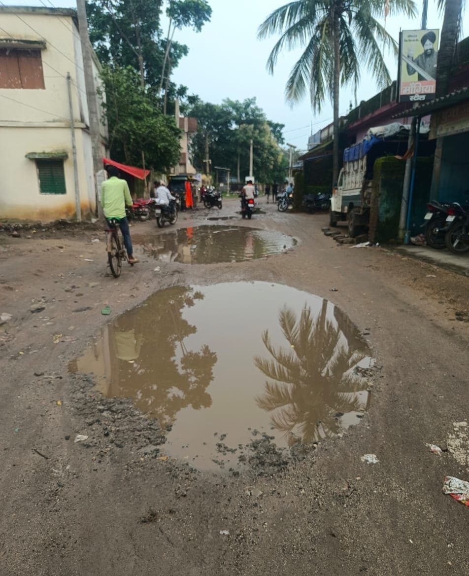 Bokaro News : कसमार की हृदयस्थली खैराचातर की सड़कों की हालत बदहाल, व्यवसाय और आवागमन प्रभावित
