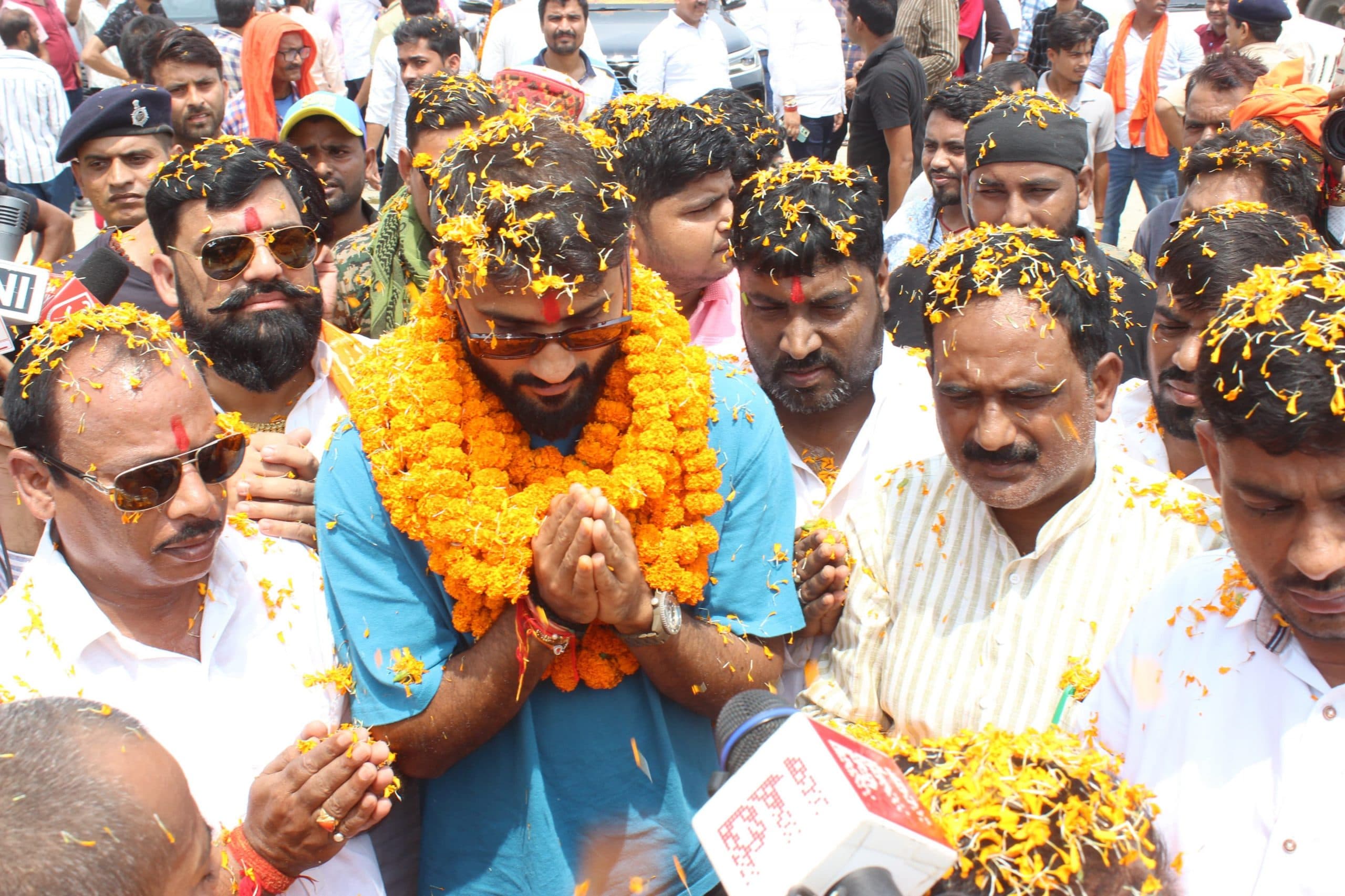 क्रिकेटर आकाशदीप पर रोहतास-कैमूर बॉर्डर पर की फूलों की बारिश