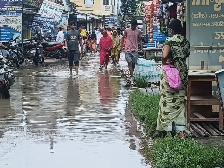 Madhubani : झमाझम हुई बारिश से शहर की सड़कों पर लगा जलजमाव