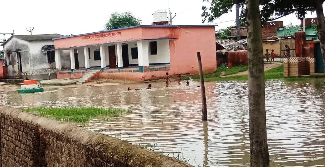 मध्य विद्यालय में जल जमाव से बच्चों को हो रही परेशानी
