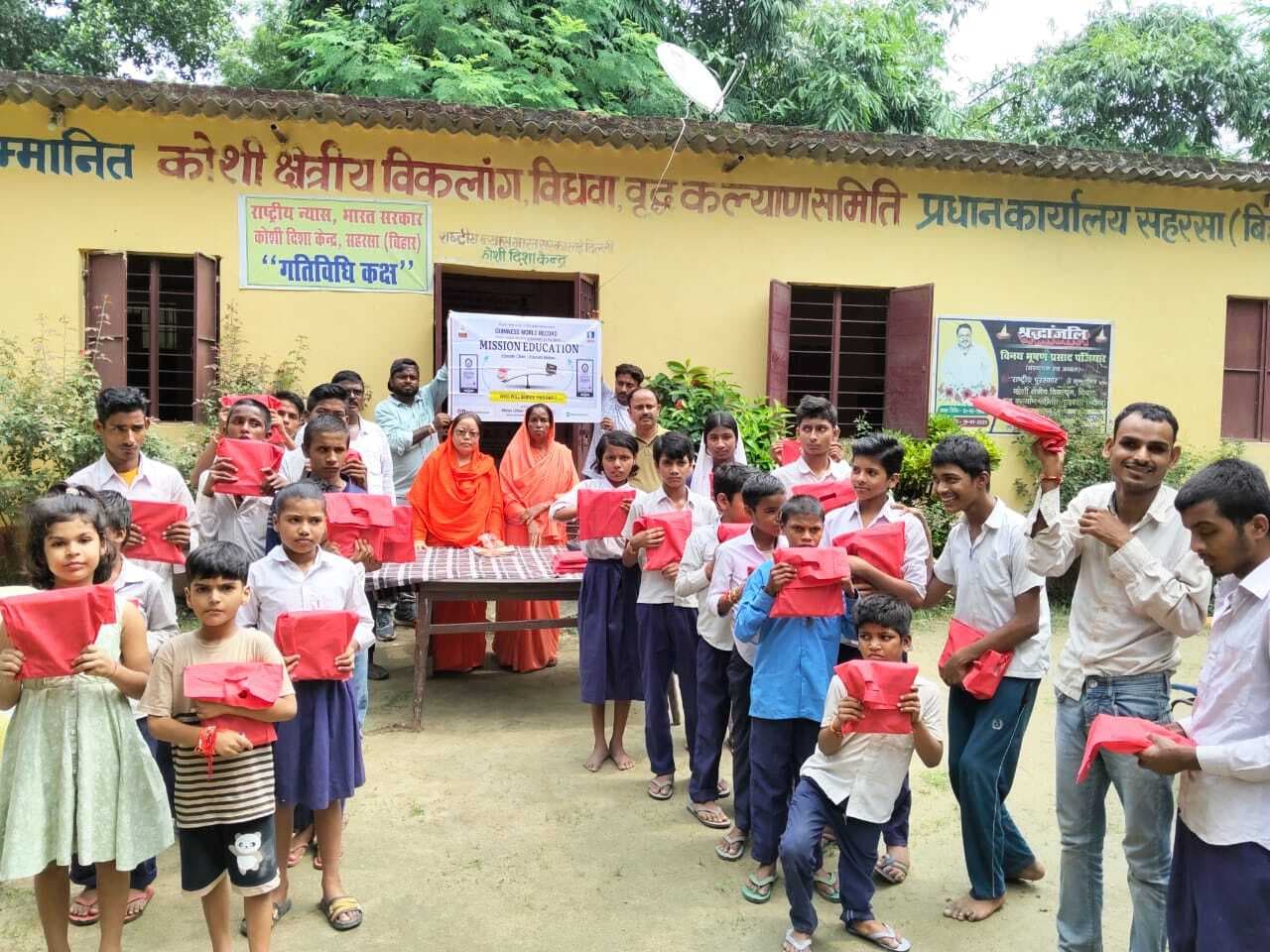 दिव्यांग बच्चों के बीच शिक्षण सामग्री का वितरण