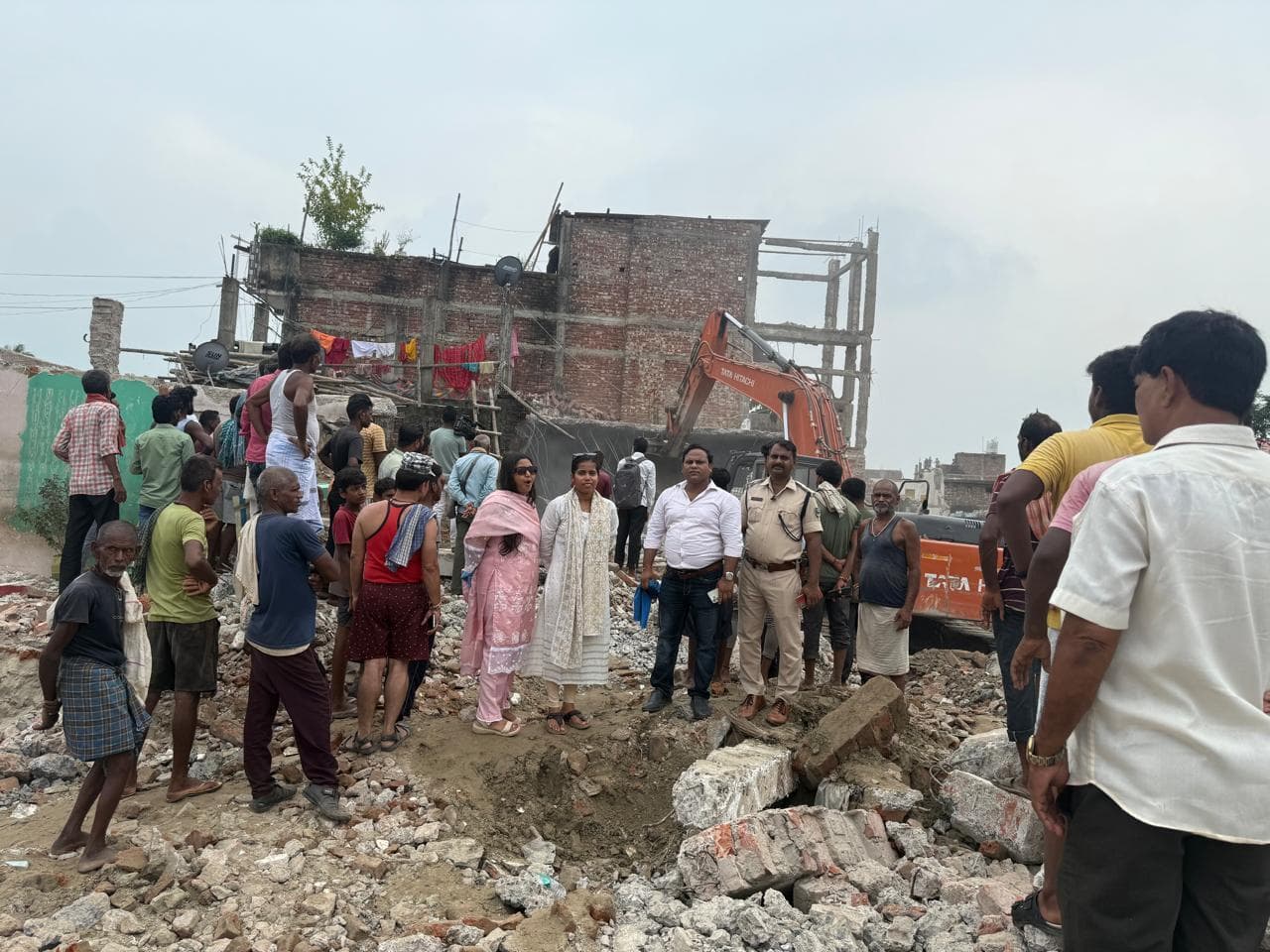 बिहरा पटोरी बाजार में लगातार प्रशासन का चल रहा है बुलडोजर