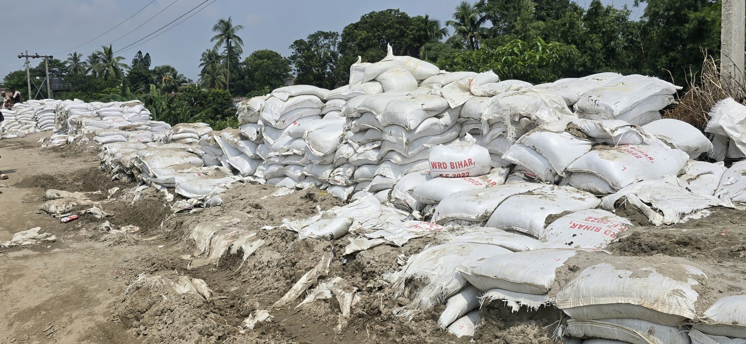 महानंदा नदी किनारे रखे फ्लड फाइटिंग की हजारों बोरियां बर्बाद