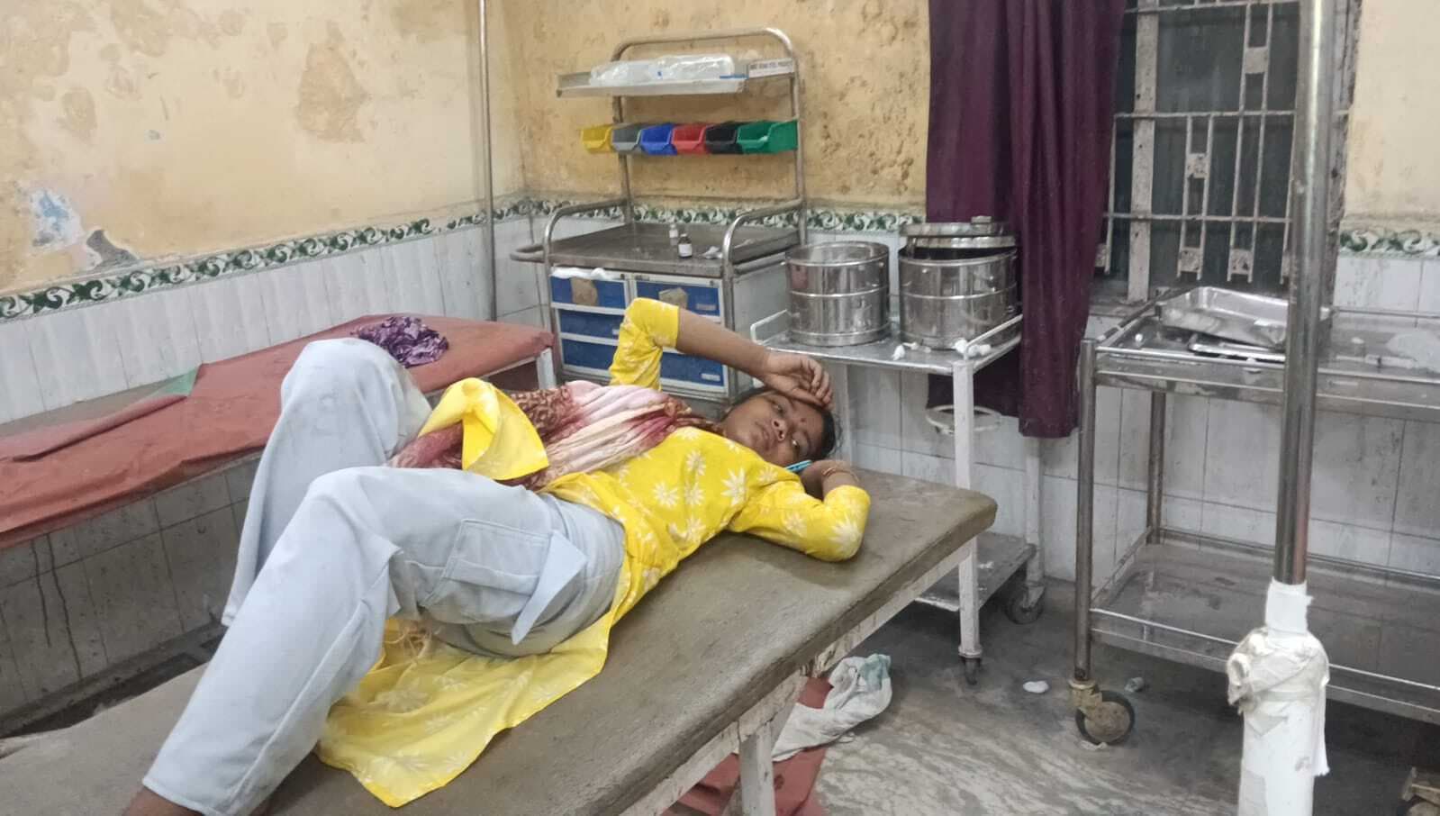 अनियंत्रित होकर पलटी कार, तीन लोग घायल, सदर अस्पताल में भर्ती