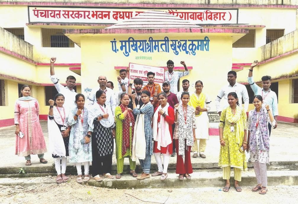 मांगो को लेकर विशेष भू-सर्वेक्षण कर्मियों ने काला बिल्ला लगाकर किया प्रदर्शन