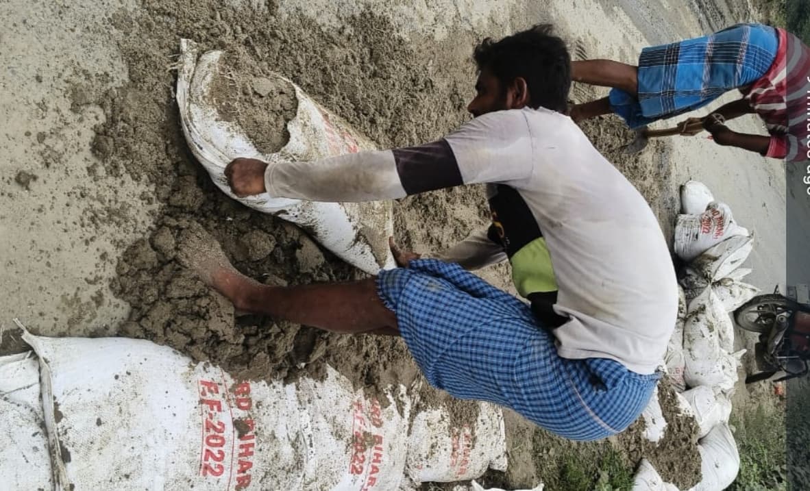 फटी पुरानी बोरियों से रेनकट की मरम्मत, आक्रोश