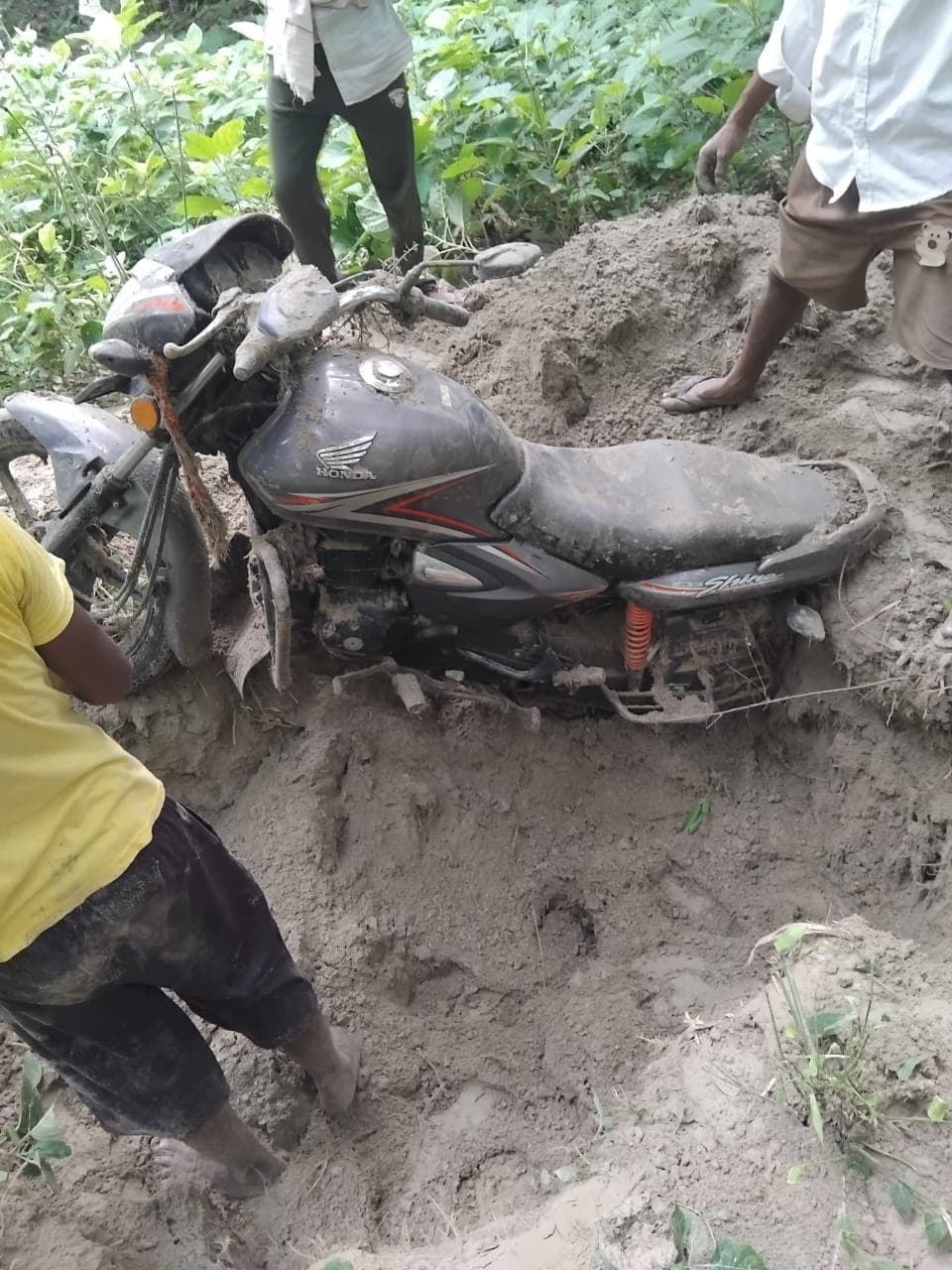 66 हजार रुपये की खातिर बाइक को मिट्टी में दबा भाग गया तमिलनाडु