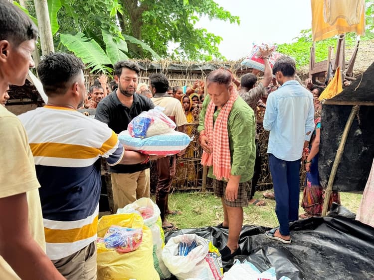 बाढ़ पीड़ितों के बीच राहत सामाग्री का किया वितरण