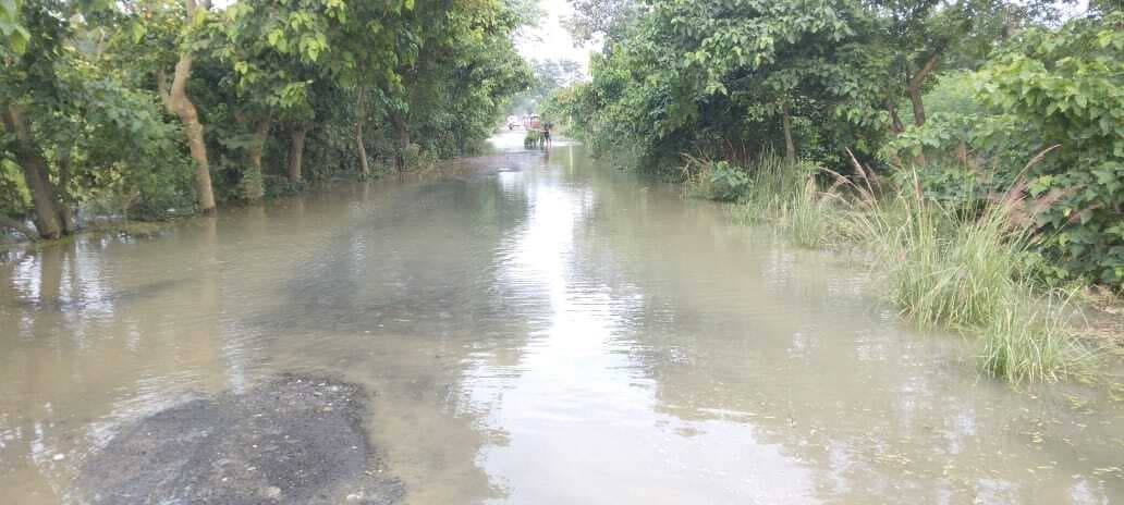 गंगा नदी का जलस्तर बढने से मनिहारी-अमदाबाद मुख्य सड़क पर चढ़ा बाढ़ का पानी