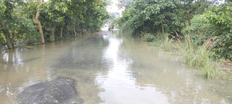 गंगा नदी का जलस्तर बढने से मनिहारी-अमदाबाद मुख्य सड़क पर चढ़ा बाढ़ का पानी