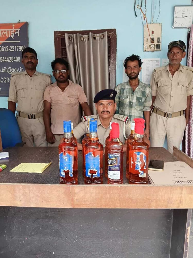 बेलोरो से विदेशी शराब बरामद