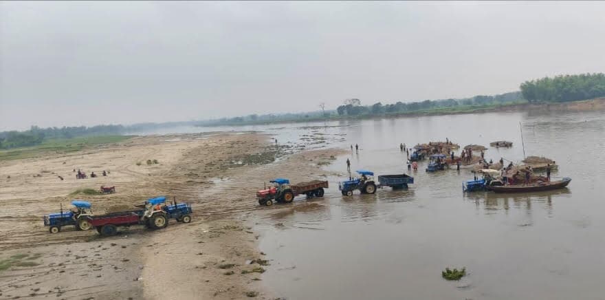 धड़ल्ले से हो रहा सातमेढ़ी घाट से अवैध बालू खनन
