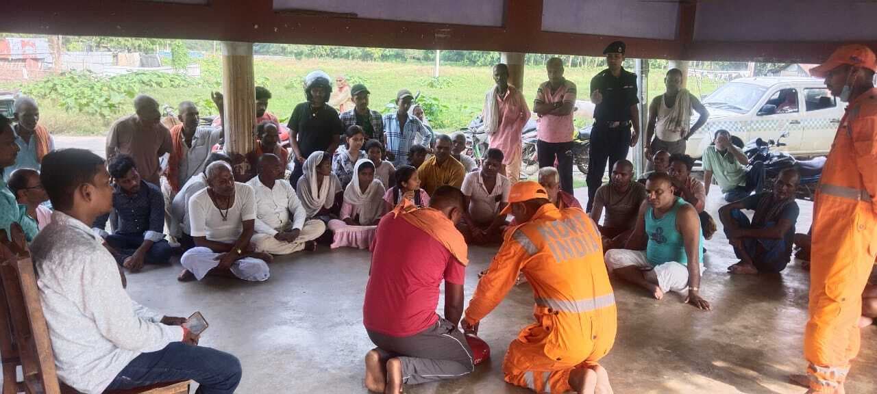 बाढ़ आपदा से बचाव को लेकर एनडीआरएफ की टीम ने दिया प्रशिक्षण