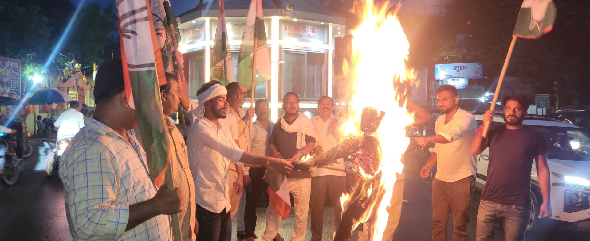 महागठबंधन नेताओं की गिरफ्तारी के विरोध में किया पुतला दहन