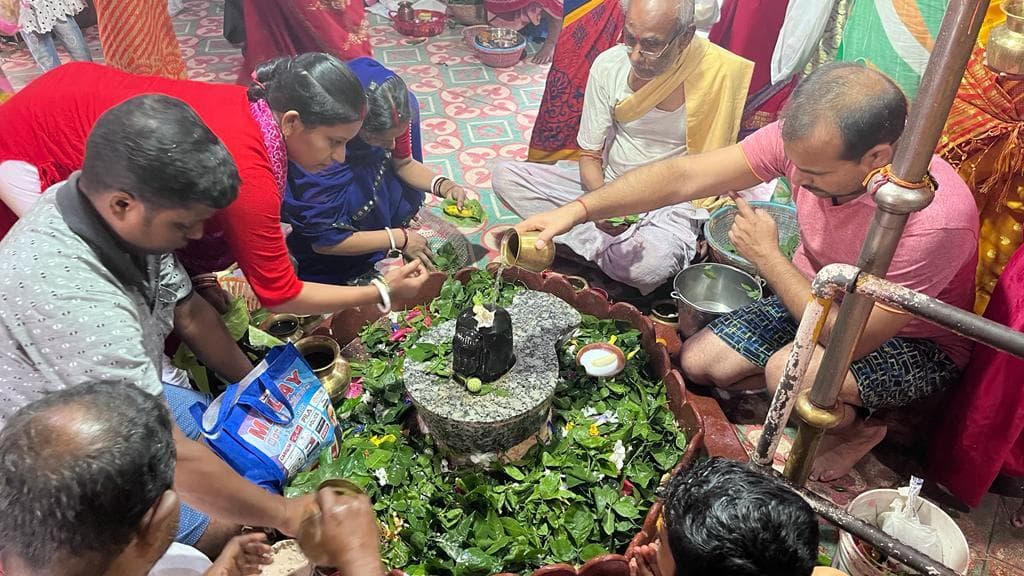 बांग्ला सावन माह की अंतिम सोमवारी पर जलाभिषेक