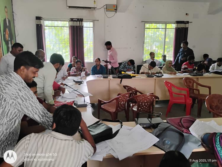 बीएलओ और सुपरवाइजरों ने सुधरवाया मतदान केंद्रों का नक्शा