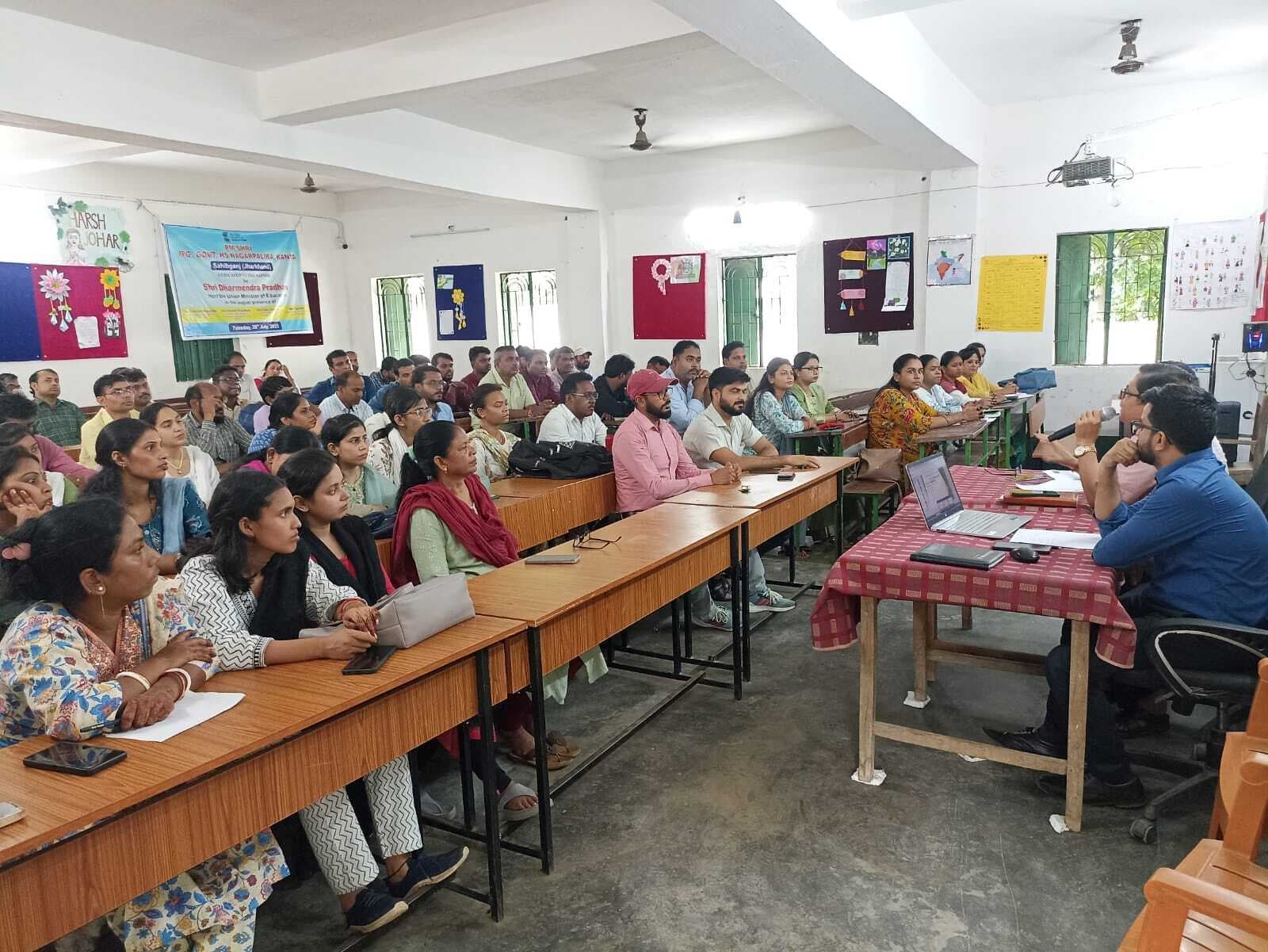 कार्यशाला में बच्चों के अच्छे परीक्षा परिणाम को लेकर विचार विमर्श