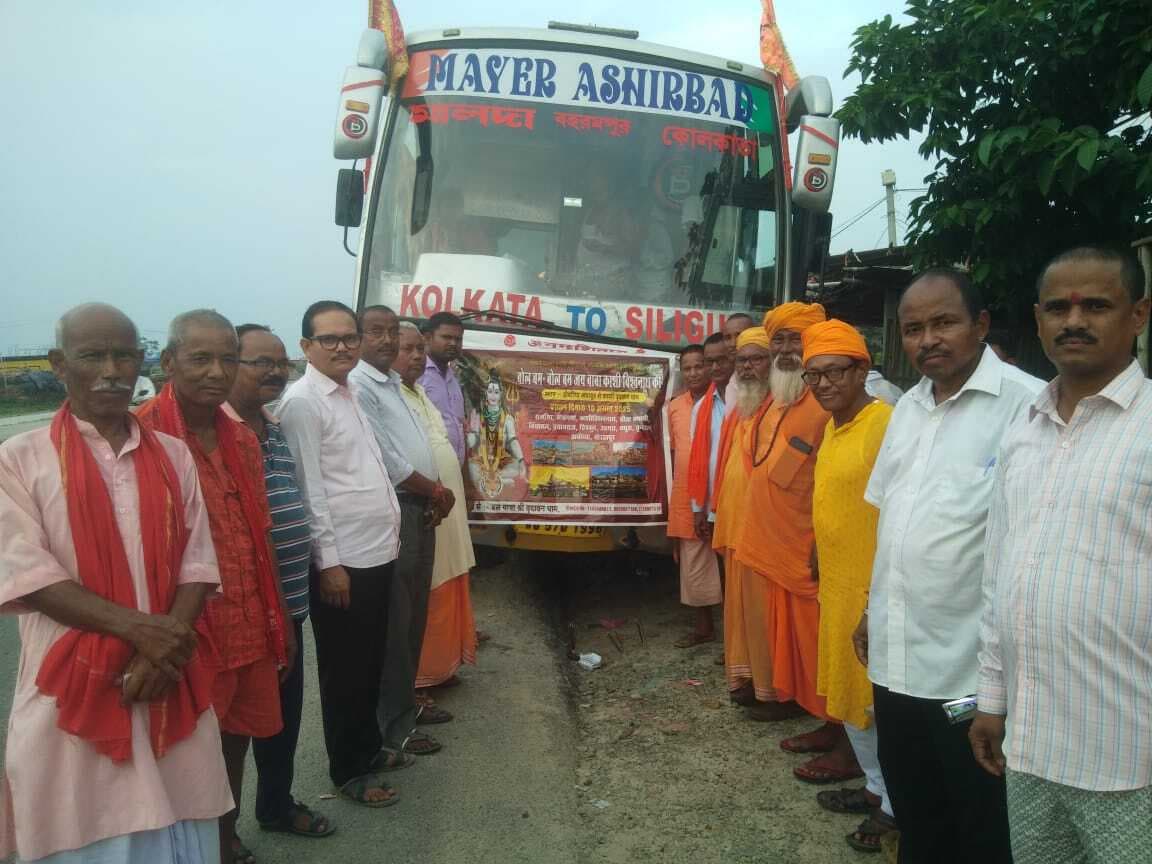 श्रद्धालुओं का जत्था तीर्थ स्थलों के लिए रवाना