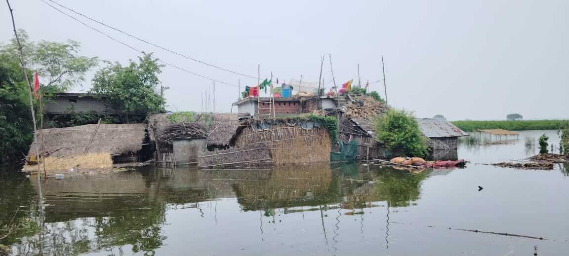 हाजीपुर दियारा व बाबूपुर के दो सौ घरों में घुसा गंगा का पानी