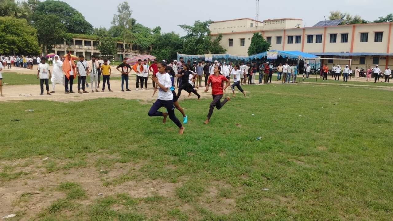 kaimur News : एथलेटिक्स 100 मीटर दौड़ में सार्थक व काजल का दिखा दमखम