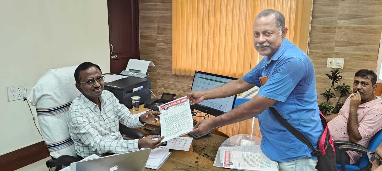 लेबर यूनियन ने क्वॉर्टरों की बदहाली पर जताई चिंता, सौंपा ज्ञापन