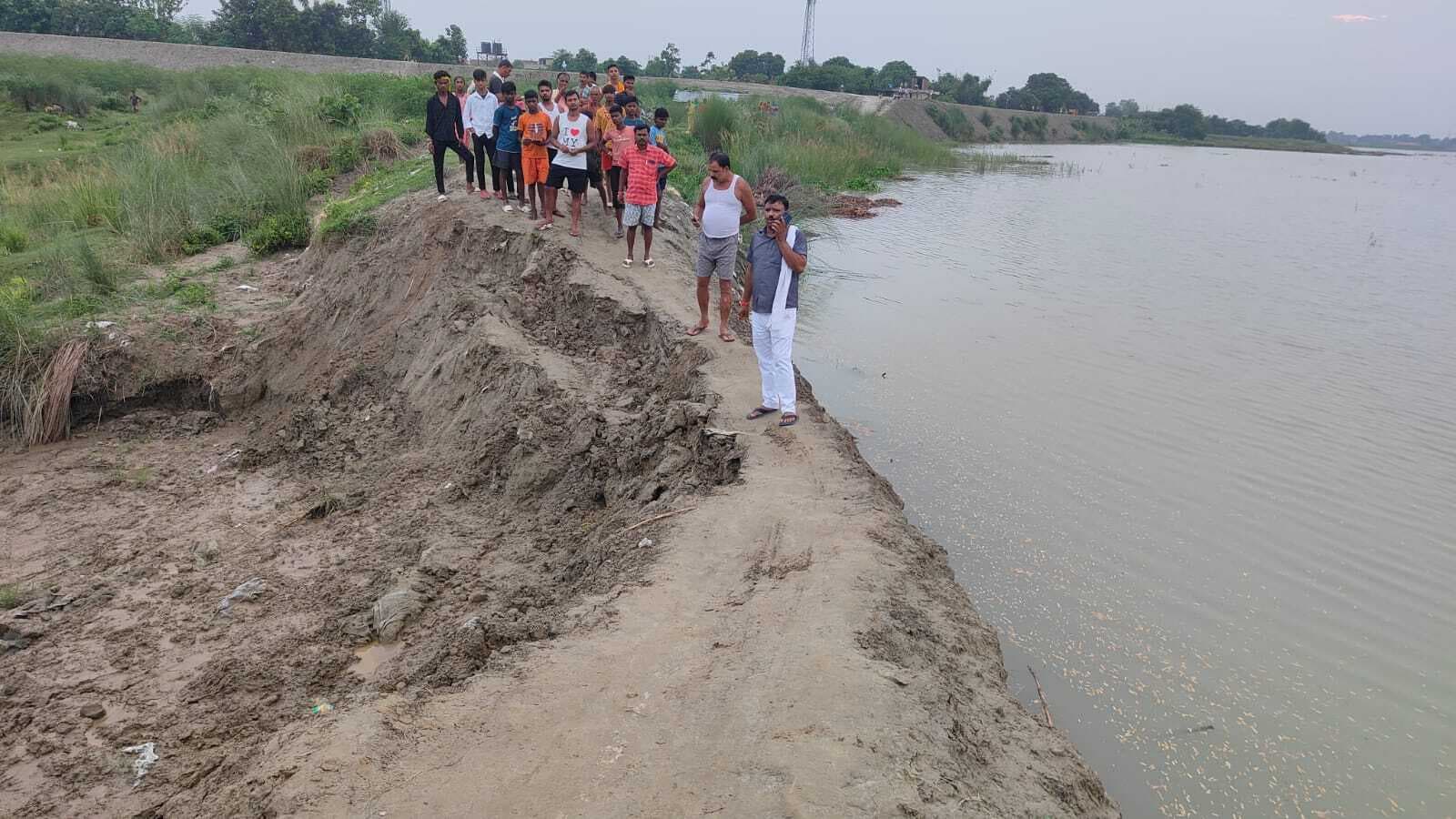 टूटने के कगार पर है तेगाछी जाने वाली कच्ची सड़क