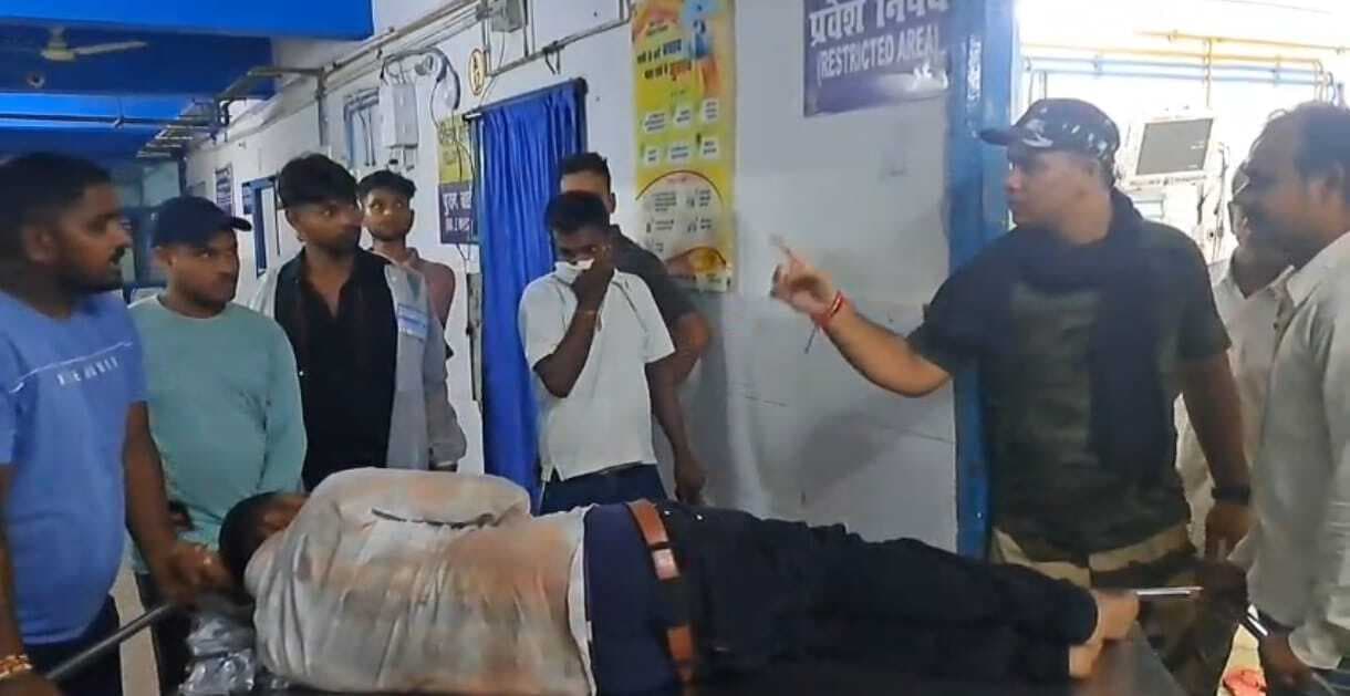 अज्ञात वाहन के धक्के से बाइक सवार युवक घायल, भर्ती