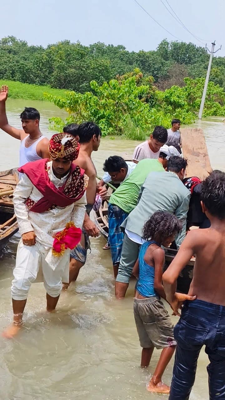 गंगा की धार व बाढ़ की मार के बीच नाव पर सवार होकर शादी करने चला दुल्हा