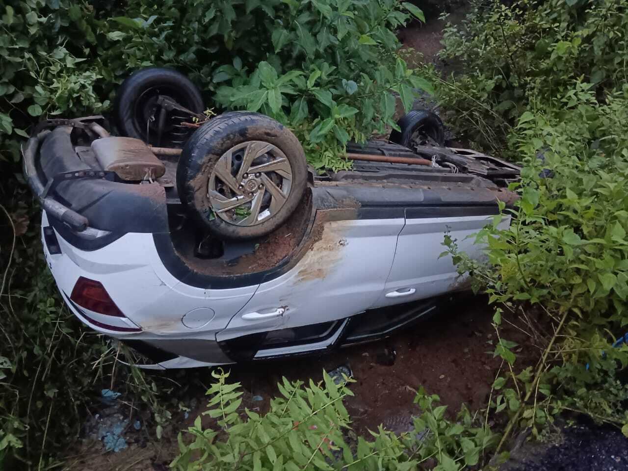 घोरपारण जंगल में पलटी कार, बाल-बाल बचे लोग