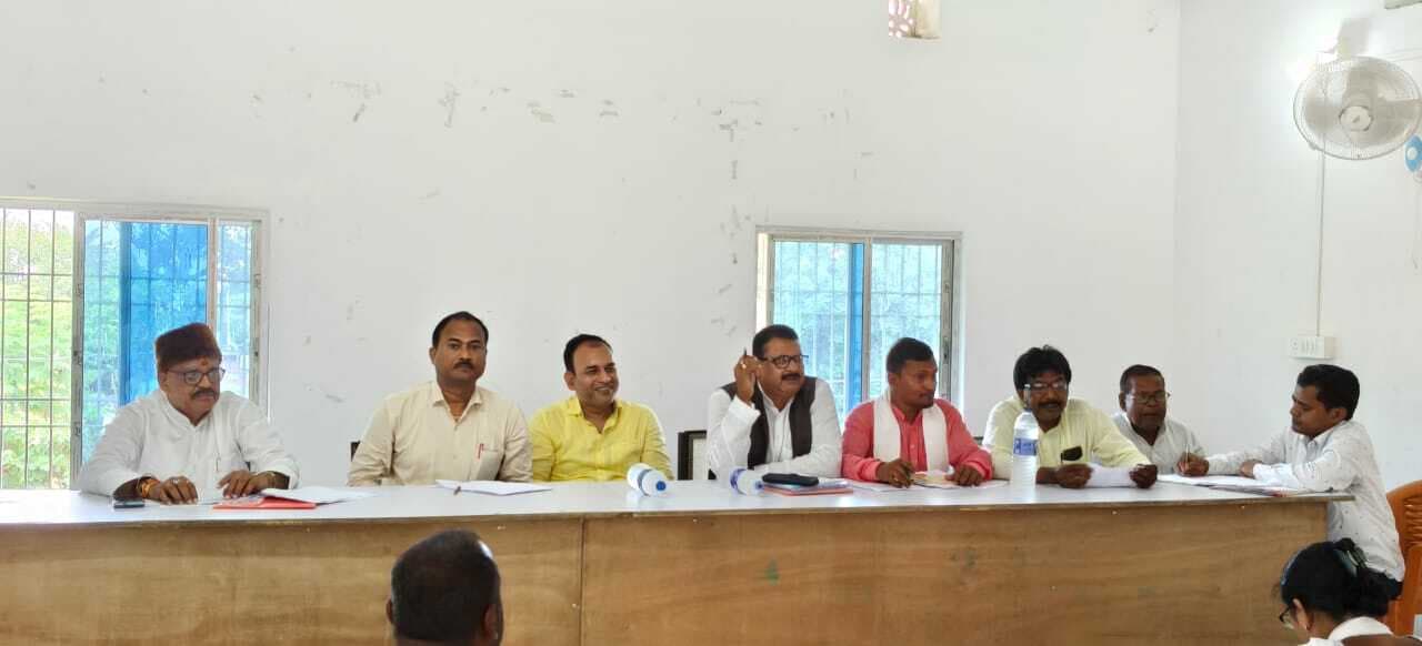 बीस सूत्री की बैठक में गंदगी व कचरे की सफाई का मुद्दा उठा