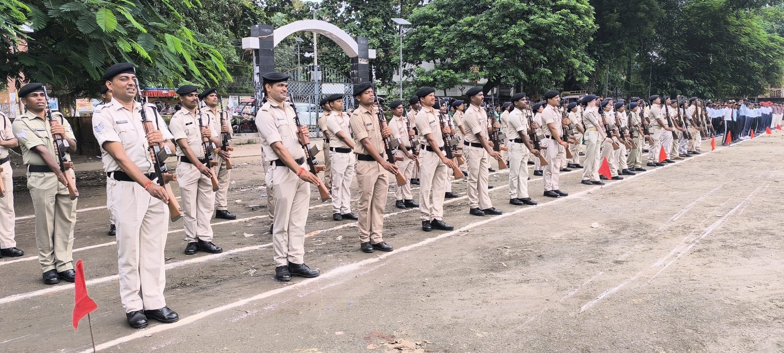 Giridih News :स्वतंत्रता दिवस की तैयारी शुरू, झंडा मैदान में परेड रिहर्सल