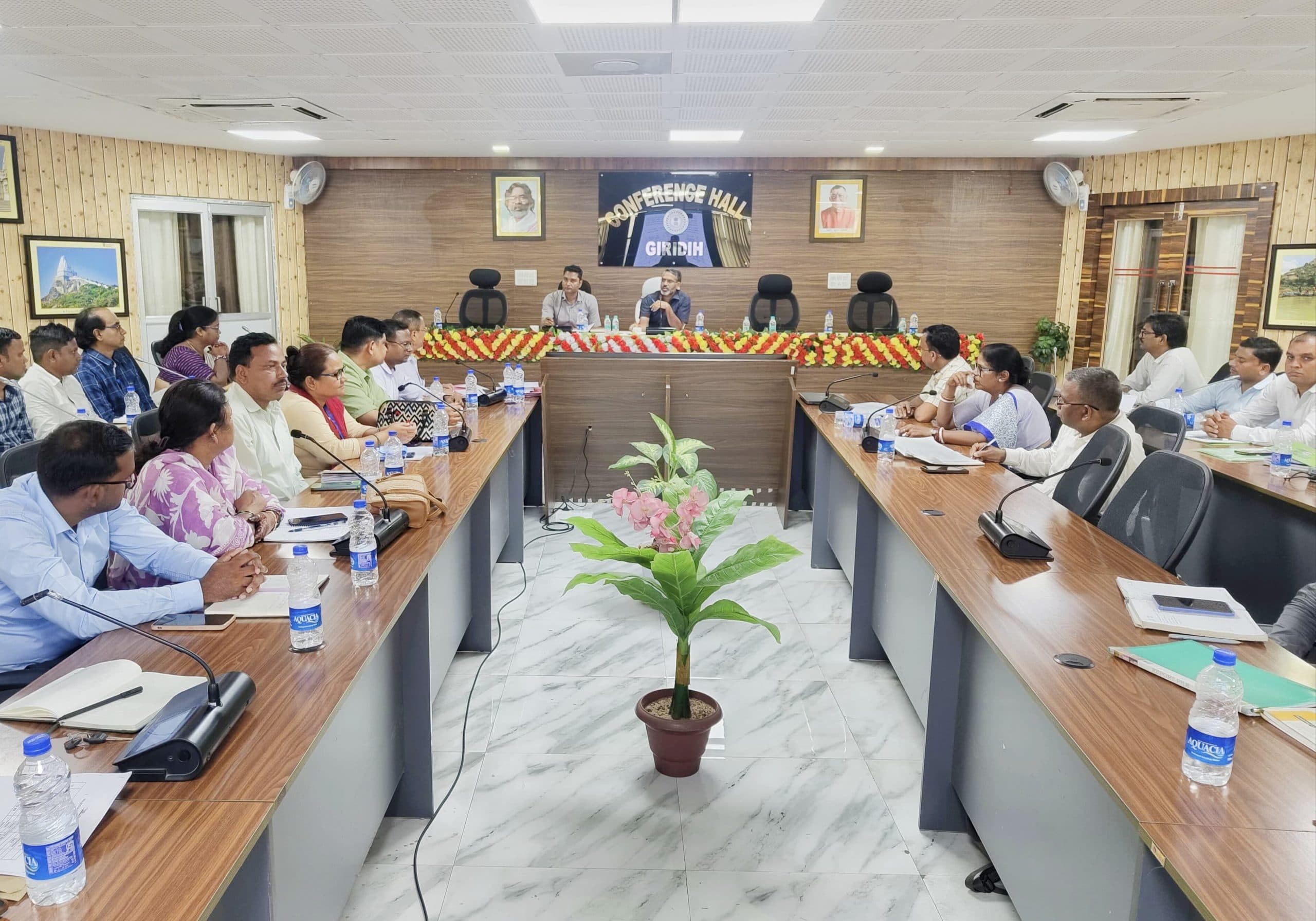 Giridih News :डीसी ने की शैक्षणिक योजनाओं की समीक्षा