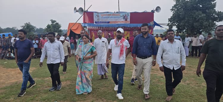 Giridih News :चरघरा को हराकर बडियाबाद की टीम में जीता खिताब