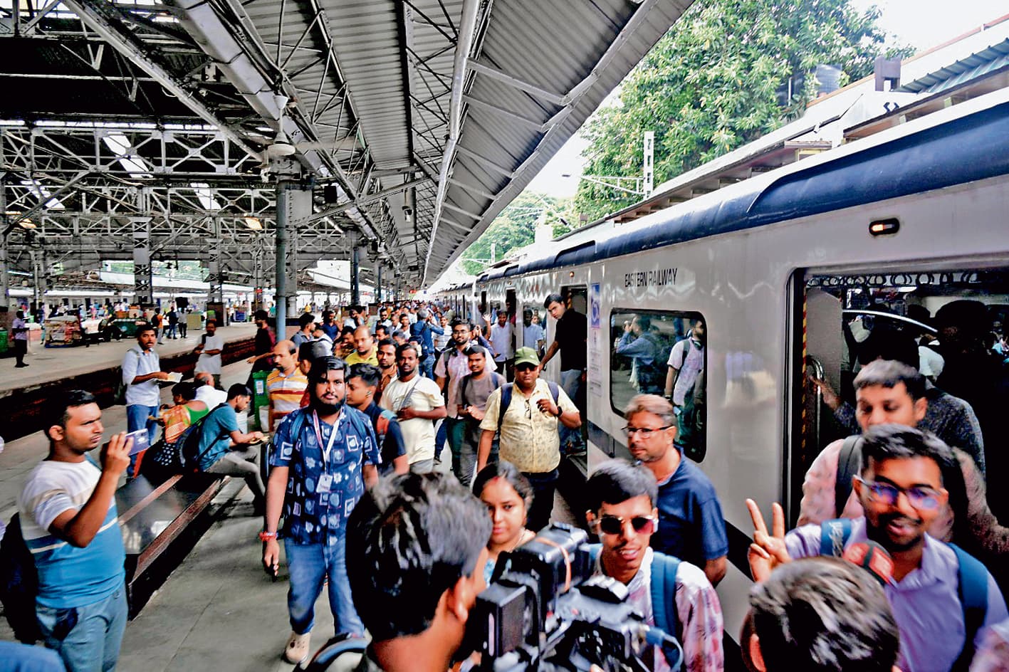 सियालदह पहुंची पहली एसी लोकल, 2503 यात्रियों ने किया सफर