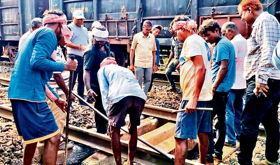 Jamshedpur News : 53 घंटे बाद चालू हुआ टाटा-पुरुलिया मार्ग का डाउन लाइन