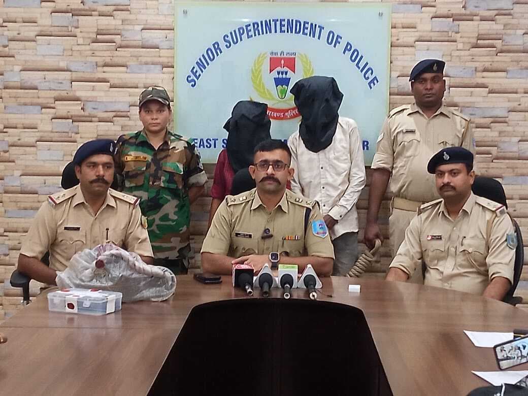 Jamshedpur News : धालभूमगढ़ : मंदिर में चोरी मामले में युवती समेत दो गिरफ्तार, सामान बरामद