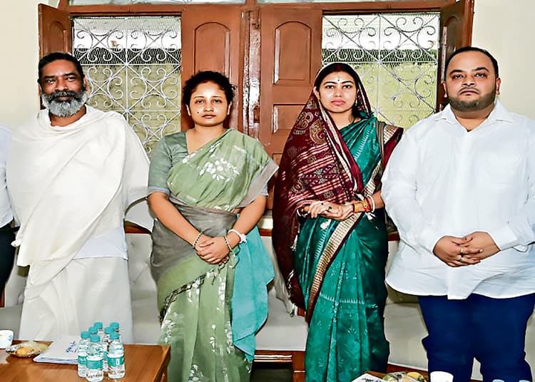 Jamshedpur News :विधायक पूर्णिमा साहू ने नेमरा पहुंचकर दिशोम गुरु शिबू सोरेन को दी श्रद्धांजलि