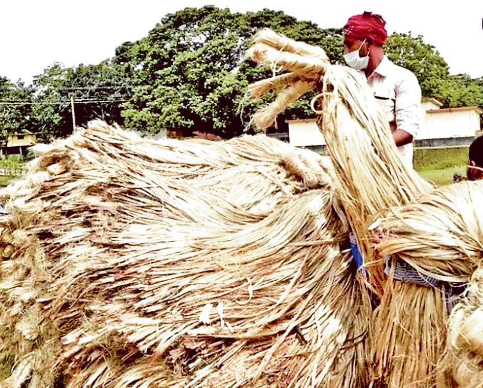 केंद्र ने बांग्लादेश पर प्रतिबंध बढ़ाया