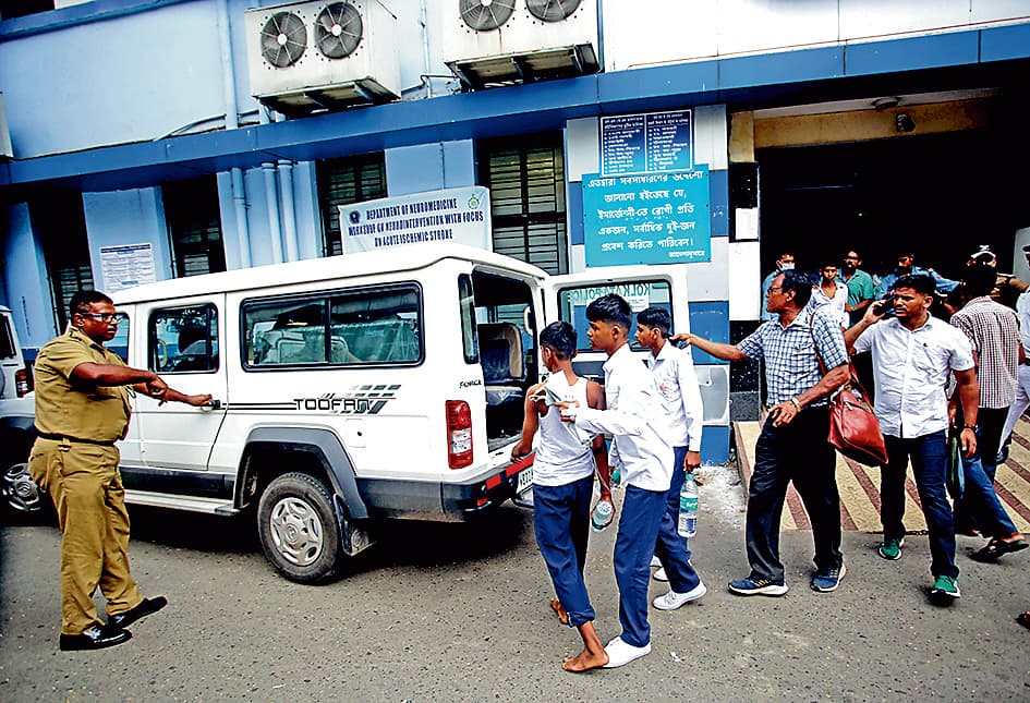 रेड रोड पर परेड रिहर्सल के दौरान बीमार पड़े 15 स्कूली बच्चे, सभी की हालत स्थिर