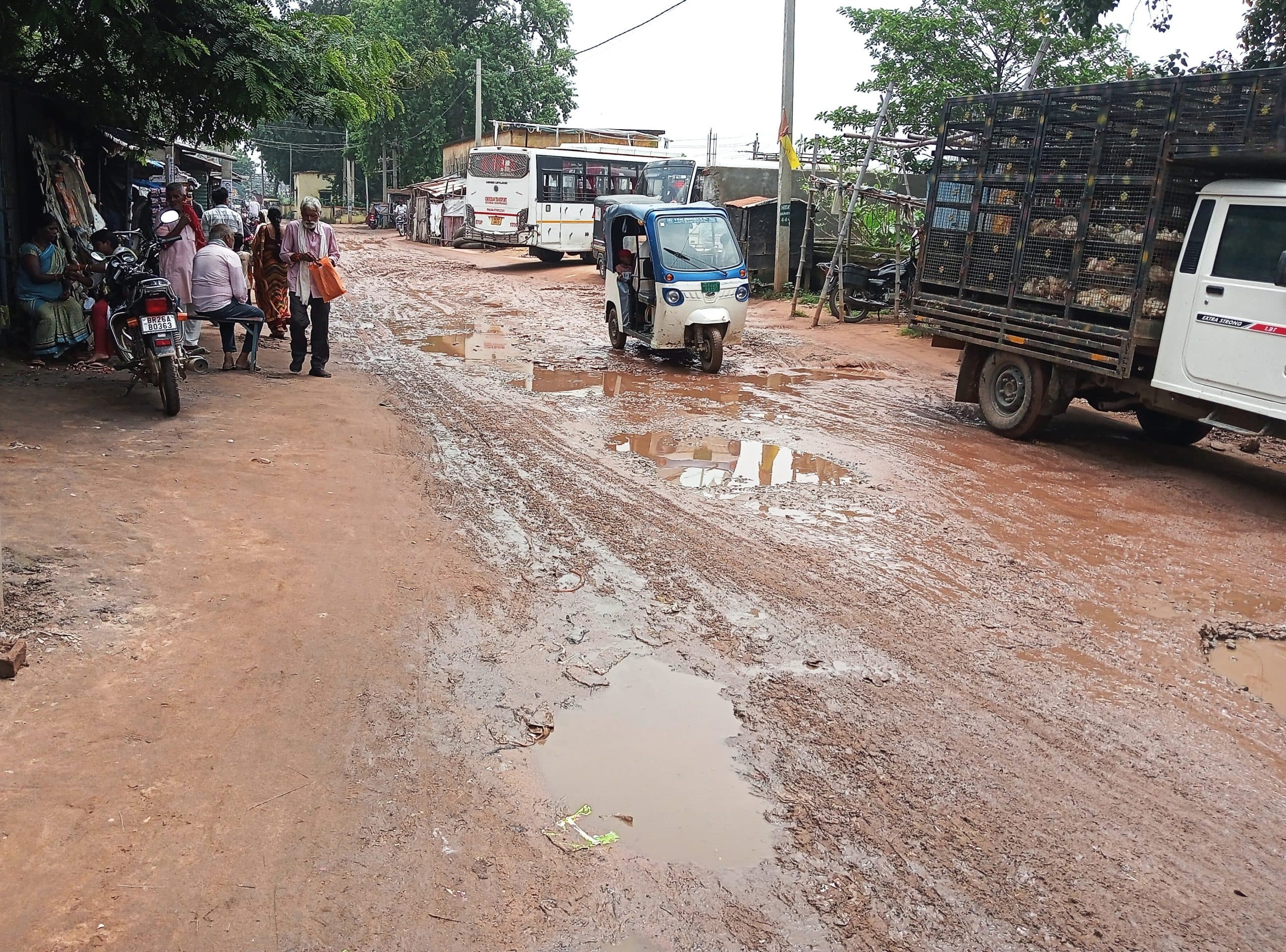 खतरों से खेलना है हसपुरा-देवकुंड सड़क पर आवागमन करना