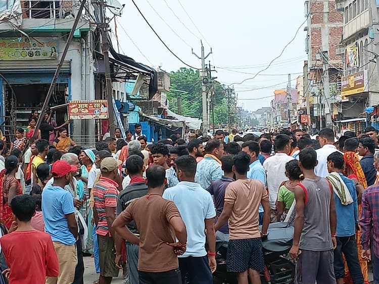 ट्रैक्टर के धक्के से मां की मौत, बेटा जख्मी