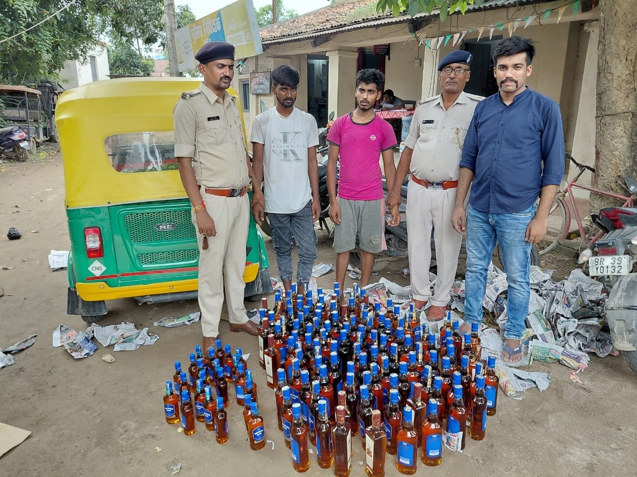 ऑटो से 98 लीटर विदेशी शराब बरामद, दो तस्कर गिरफ्तार